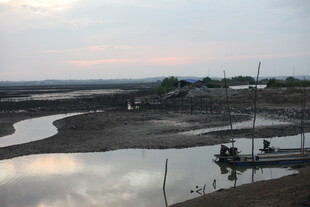 黄昏下的河畔乡村景致