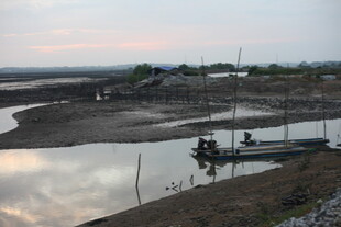 黄昏河畔停泊的船只景观