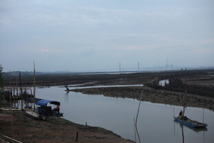 宁静河畔停泊的几艘小船