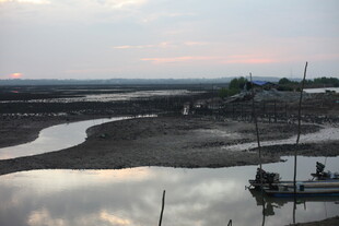 黄昏河畔小船静谧景象