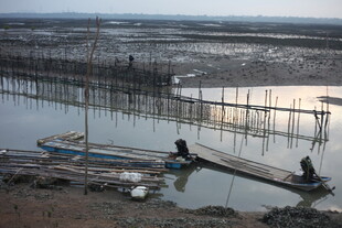 海边滩涂小船与劳作场景