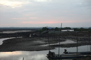 黄昏河畔小船静谧景象