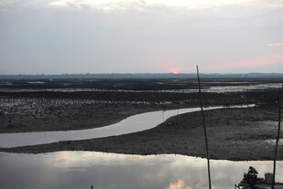 黄昏下蜿蜒河流景观