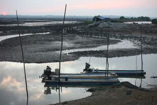 水乡暮色中的小船与渔民