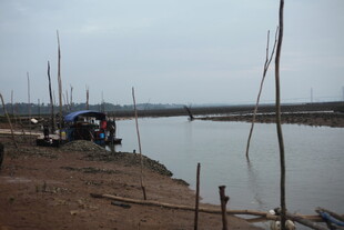江边简易码头场景
