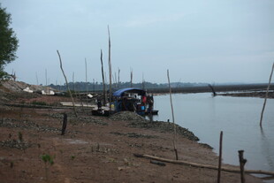 河边停泊的船只与设施