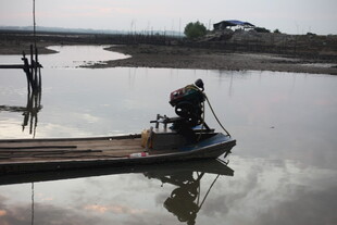 水乡船夫驾舟劳作场景