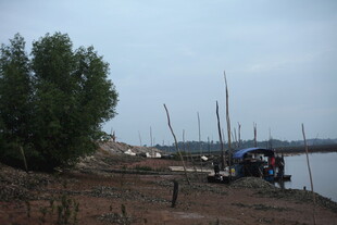 岸边停泊船只的宁静景象