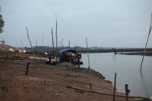 河边停泊的船只与岸景