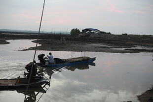 夕阳下的水边垂钓场景