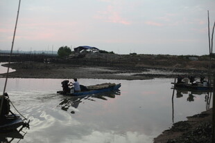 黄昏河畔的小船景致