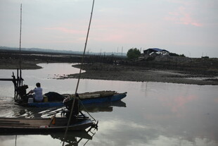 黄昏湖畔小船与垂钓者