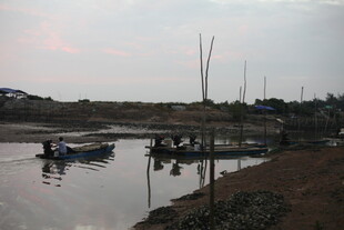 黄昏河畔小船静谧景象