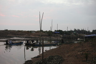 黄昏下的宁静水边停泊场景