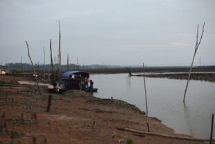 岸边水域旁的简易场景