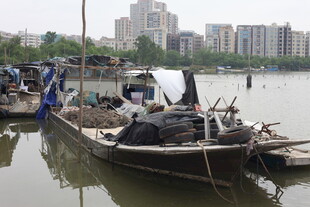 江边停泊的老旧渔船