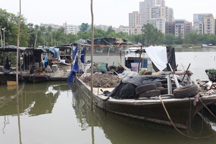 河畔停泊的老旧船只