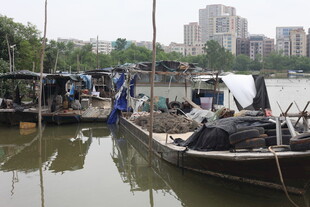 江边停泊的渔船与劳作场景