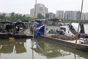 河畔停泊的老旧船只