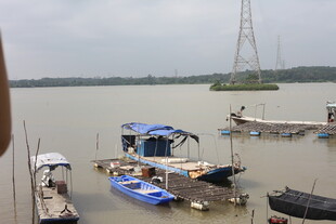 江边停泊的多彩船只