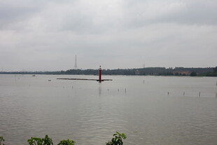 湖面孤舟天色阴沉