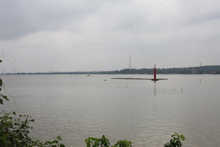 湖畔风光孤舟静立