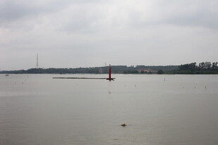 平静湖面与远处景物