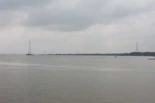 海上远景阴云下的宁静海面