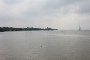 阴天的宁静水域与帆船