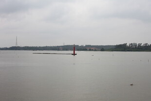 平静湖面与远处景物