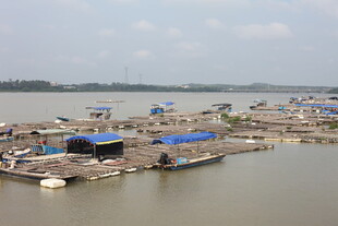 水上渔村码头景象