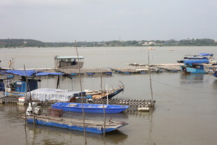 水上停泊的多彩船只