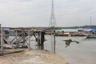 江边破旧码头与停泊船只