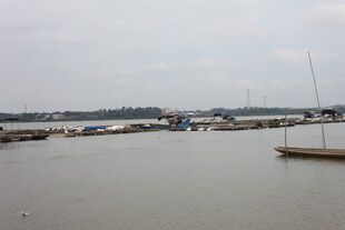 宁静码头的水上停泊景象