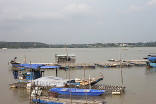 江边停泊的船只景观