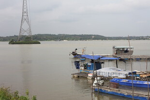 江边停泊的多彩船只