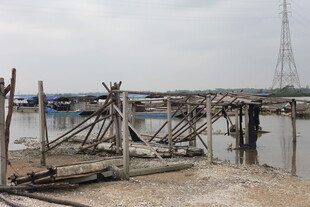 破旧水上棚屋与简易栈桥