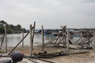 河边简易木架搭建场景