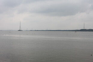 海上帆船与朦胧天际景色