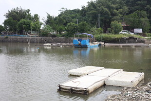 湖边停靠的浮台与小船