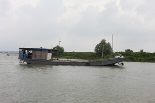 江上停泊的简易船只