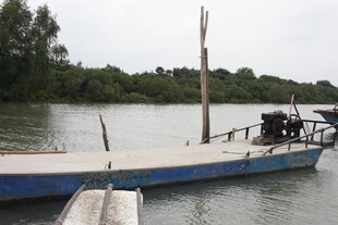 河畔停泊的蓝白船只