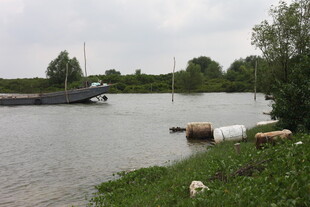 河边景象岸边有杂物与船只