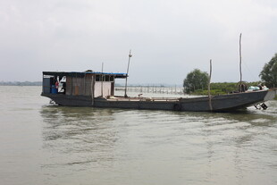 江上停泊的简易船只