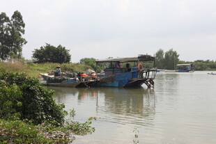 河上停泊的船只与周边景色