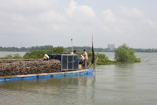 水上作业船工人忙碌场景