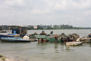 河畔停泊的船只与码头