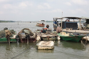 水上渔船停靠场景