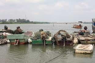 河边众人乘船准备出发