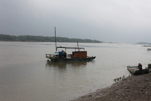 江边停泊的渔船与人